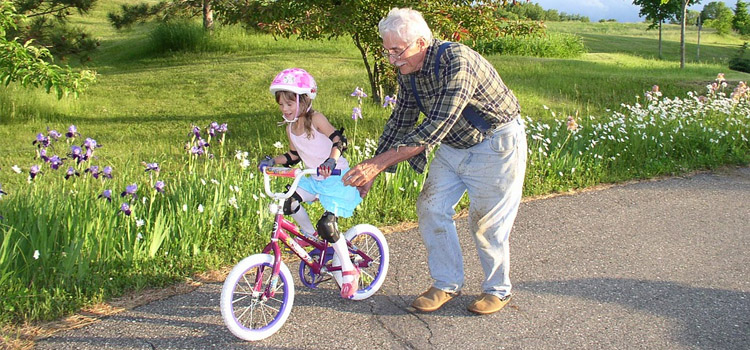 petite fille qui roule en vélo