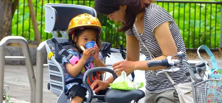 enfant sur un siège de vélo