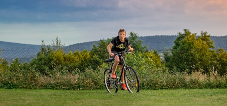 enfant sur un vélo