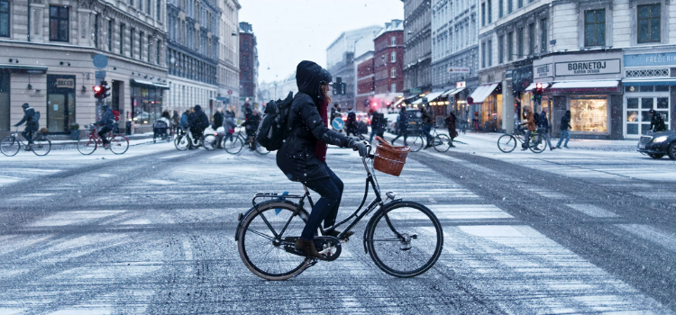 femme qui roule en velo sous la neige