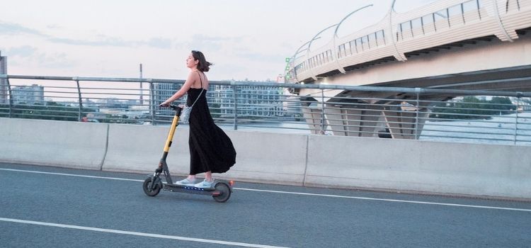fille sur une trottinette électrique