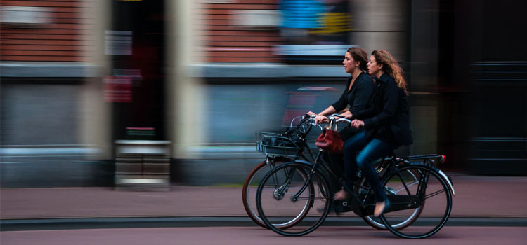 filles en vélo