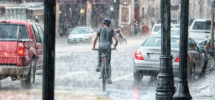 vélo électrique sous la pluie