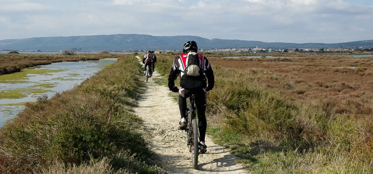 homme en vtt electrique